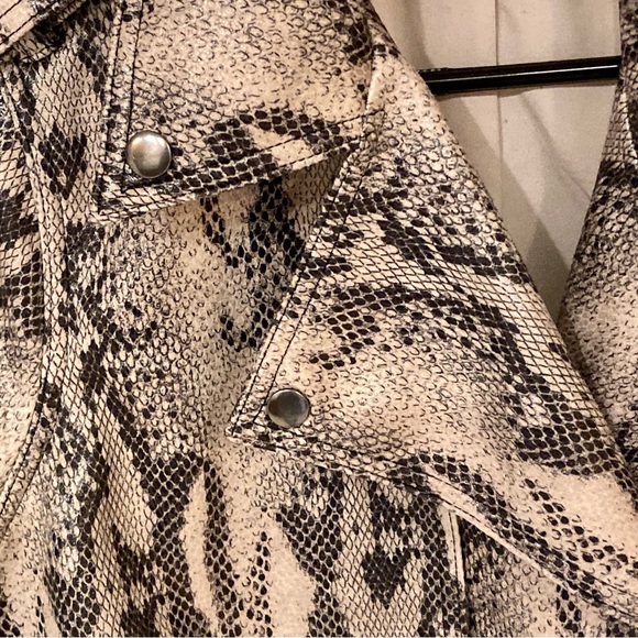 Jennifer Lopez Women’s Snake Skin Print Moto Cropped Faux Leather Jacket Size XS - Picture 4 of 9